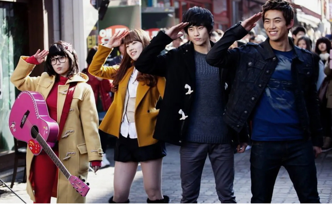 Почти всех учеников в дораме сыграли айдолы. Кроме Ким Су-хёна, третьего слева — он профессиональный актер.