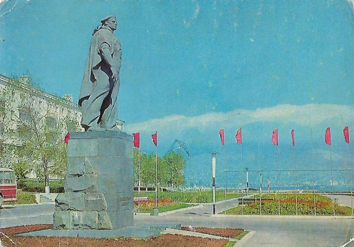 Город-герой Новороссийск.
Памятник Неизвестному матросу.
Скульптор О.Коломойцев.
Архитекторы Е.Лашук, К.Михайлов.
Фото А.Богданова.
© Министерство связи СССР. 1979 год