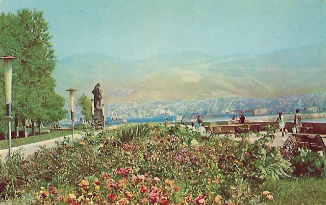 Новороссийск. Вид на набережную. Фото Б.Круцко. Издательство «Планета». Москва. 1971 год