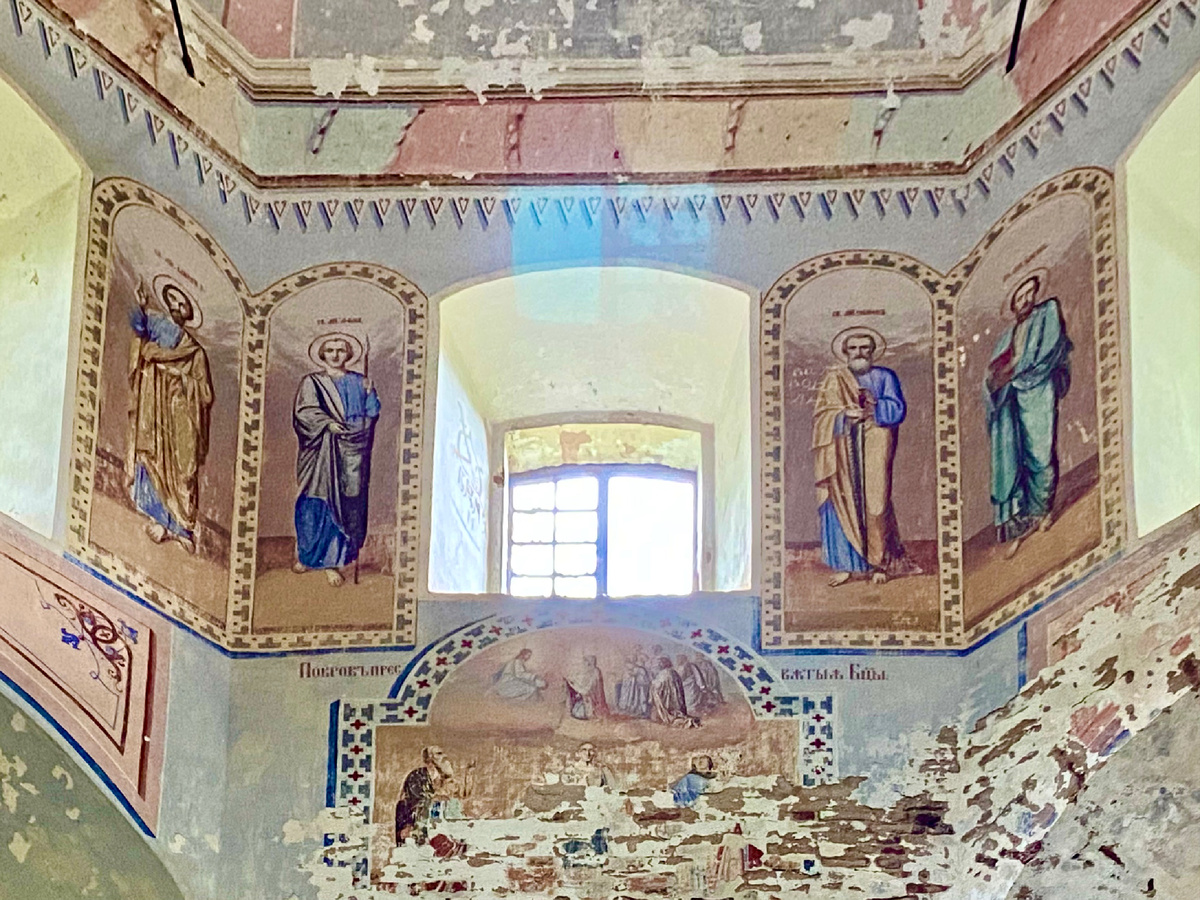 Росписи на западной стене храма, в центре сюжет Покрова Пресвятой Богородицы