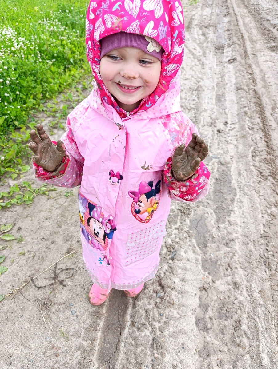 Так приятно повозиться в луже. Благо мама знает, как одеть Таечку, чтобы легче было её отмыть. 