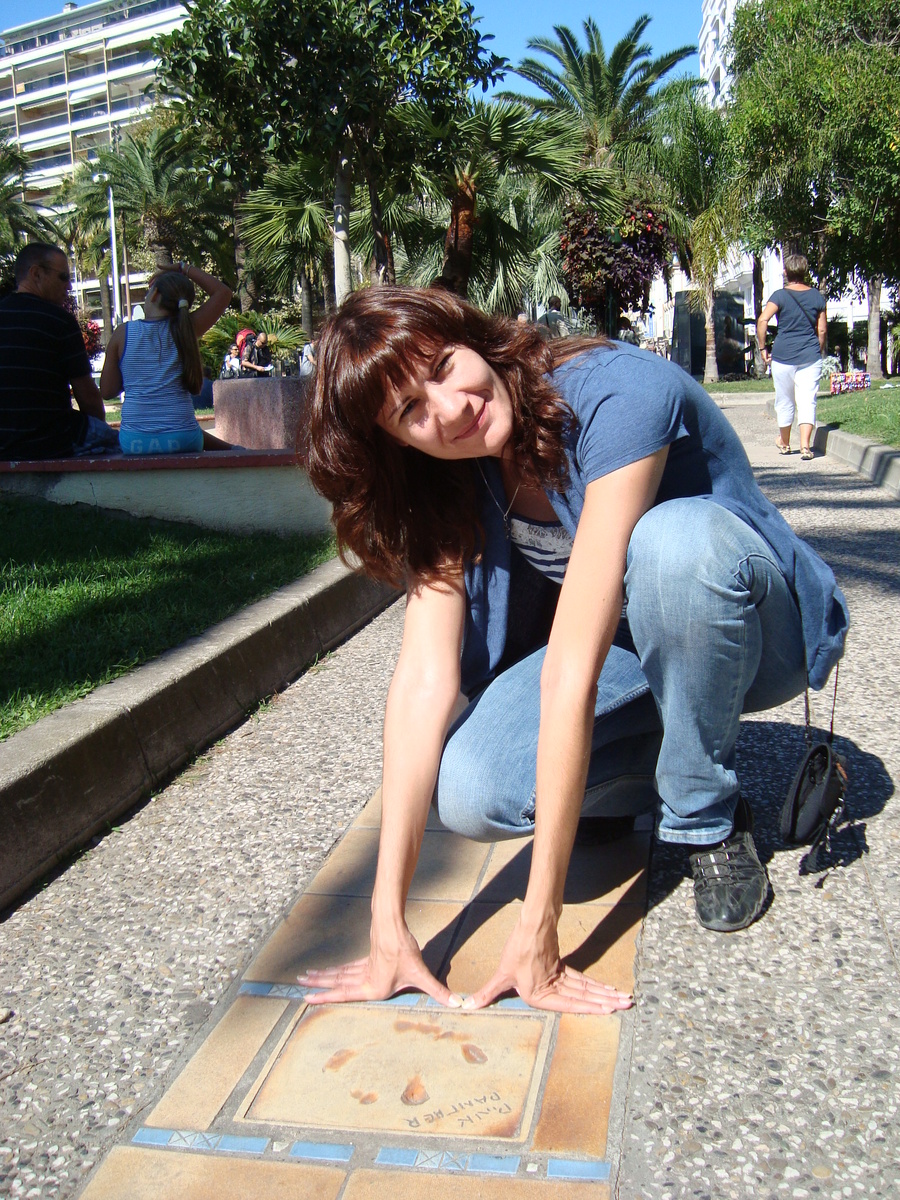 Впечатления из Канн: аллея отпечатков рук лауреатов фестивалей. На плитке написано "Розовая Пантера")