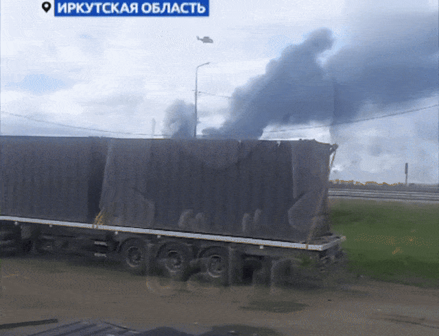 Вот так на глазах у сотрудников МВД враг атакует наши стратегические ракетоносцы своими FPV-дронами. И сделать уже ничего невозможно. Видео из ТГ-канала "Царьград ТВ"