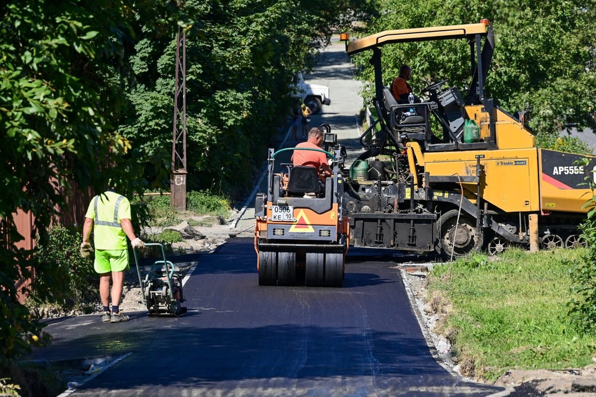    Тротуар на улице Парфенова. Фото: "Республика"/ Сергей Юдин