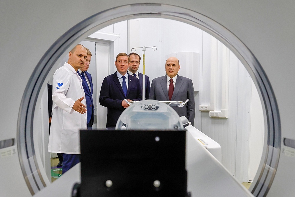    Андрей Турчак показал премьер-министру новое приемное отделение республиканской больницы. / Дмитрий Астахов / POOL / ТАСС