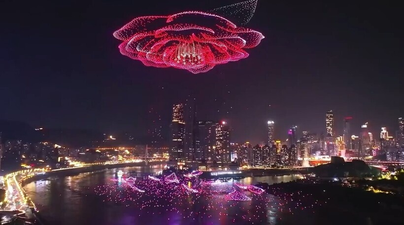    Десять тысяч дронов рисуют в небе: Чунцин показал невероятное световое шоу