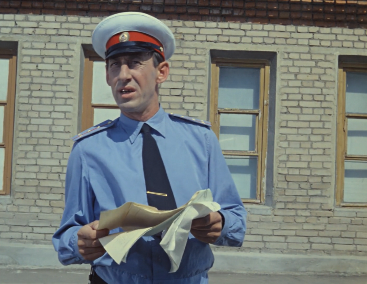 Кадр из кинофильма "Операция "Ы" и другие приключения Шурика", 1965 г., режиссер Леонид Гайдай, сценаристы Яков Костюковский, Морис Слободской, Леонид Гайдай, композитор Александр Зацепин (скриншот)