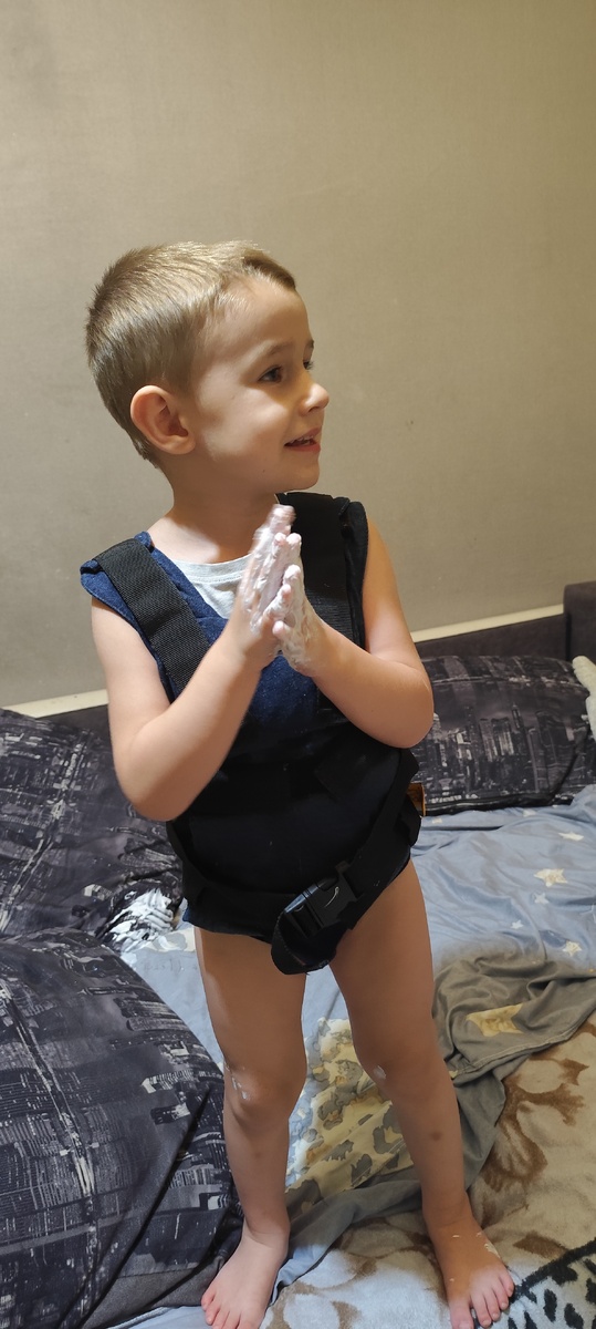 А это от зубной пасты пострадал диван и кот😂