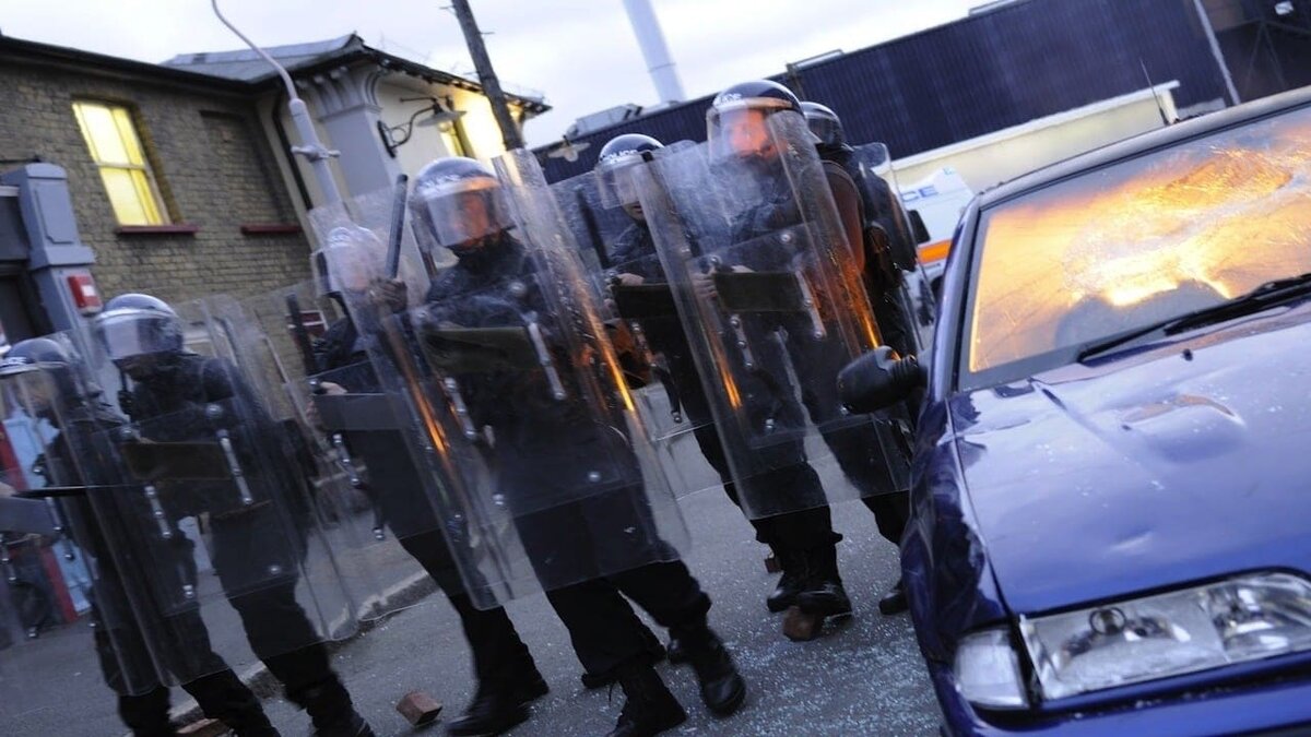 Кадр из фильма «Хулиган с белым воротничком» (2012)