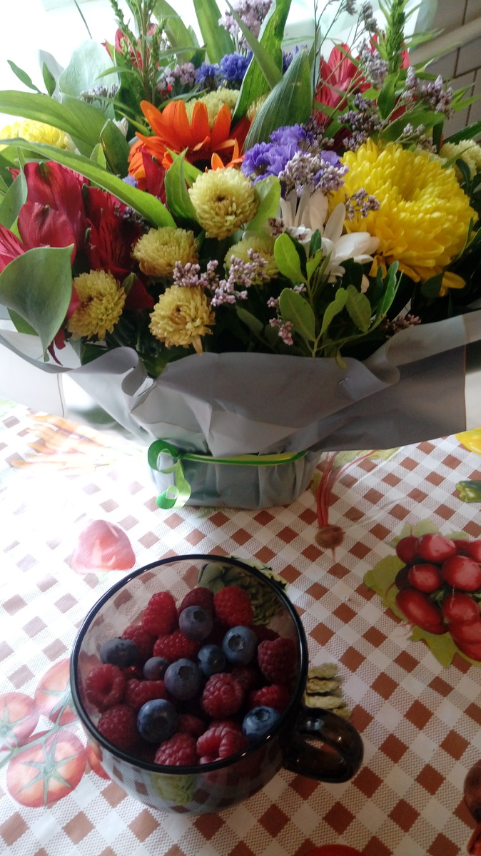 Такой вот именинно-ягодный дачный натюрморт