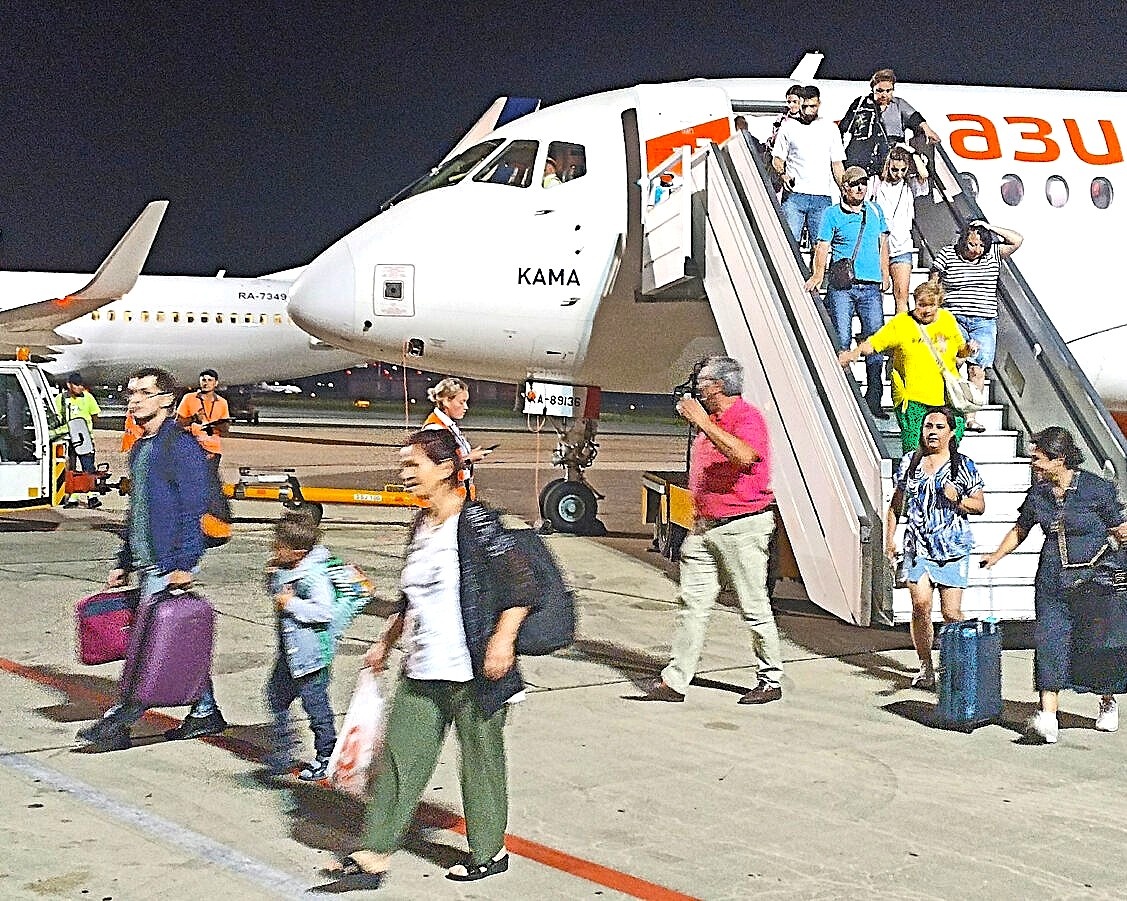 "Уважаемые пассажиры, просьба покинуть самолет"