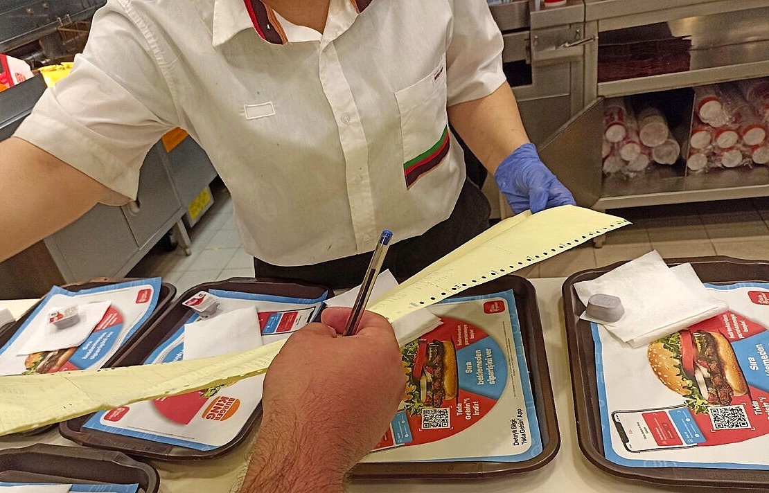 Неулетевших пассажиров кормят фастфудом в Бургер Кинге. Строго по списку. Сотрудники (2 человека) безмолвно содрогаются от истерического смеха - у них это вторая группа за последние 2 часа