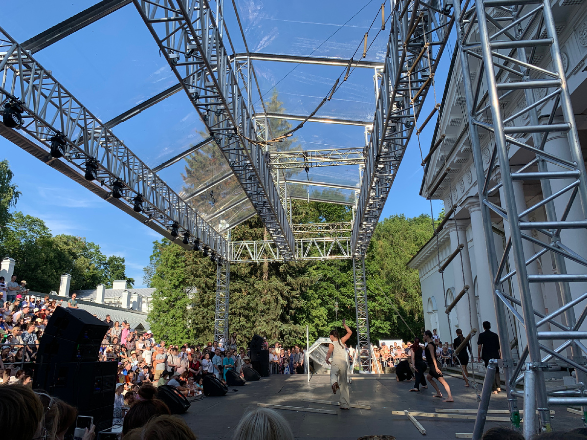 Один из спектаклей, на котором присутствовали лично мы - но это было в другой день и в 17 часов. Фото автора