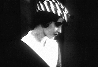 Вера Холодная вскидывает затуманенный томный взгляд