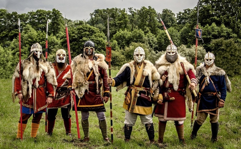 Внешний вид воинов данов в период Раннего средневековья (Вендельская эпоха 550-793 гг.). Современная реконструкция. Разумеется, во время Третьего крестового похода экипировка и вооружение данов практически ничем не отличалась от аналогов рыцарей и воинов-профессионалов стран Северной Европы и Скандинавии. Источник: https://yandex.ru/images/