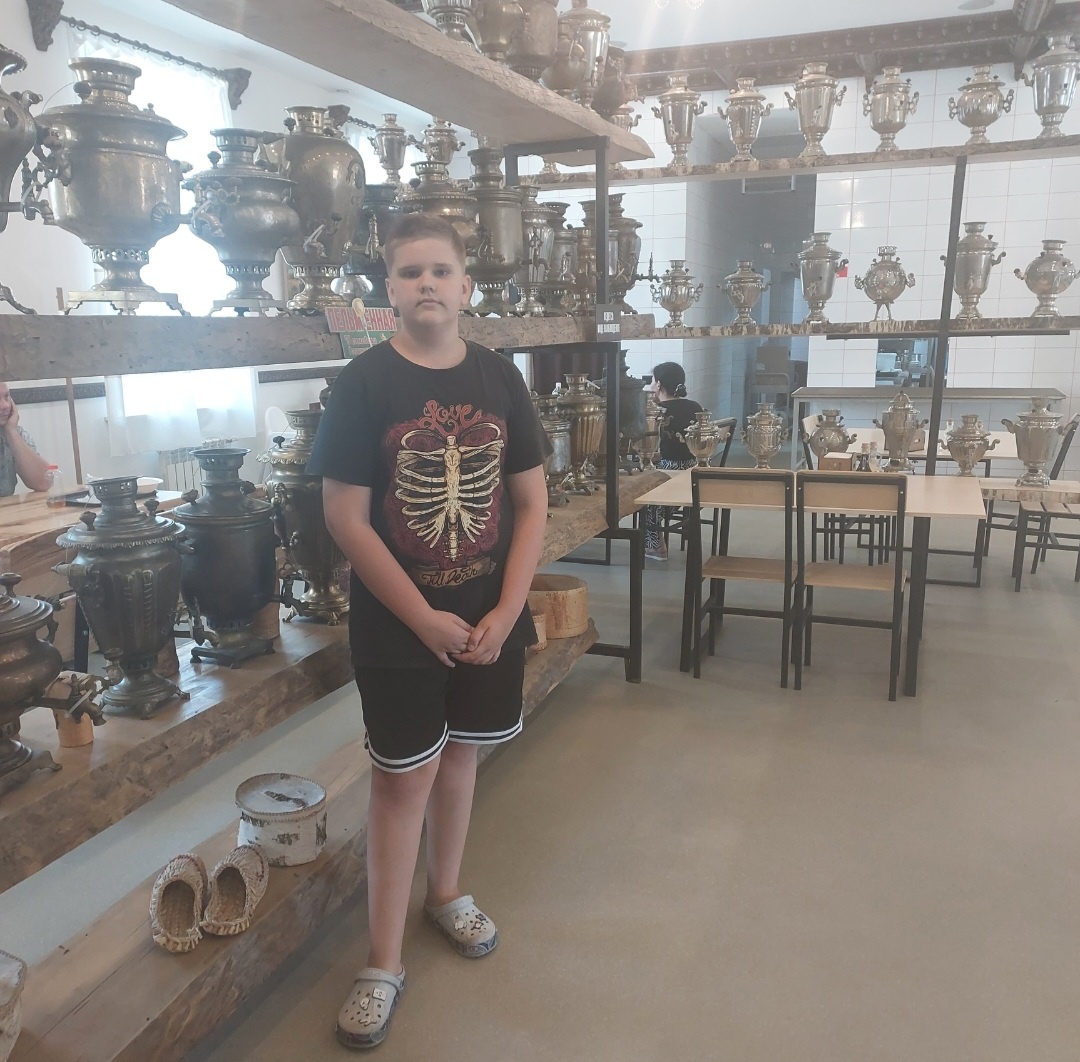 Среди жаровых самоваров в кафе в Новосибирске. Июнь 2024 г.