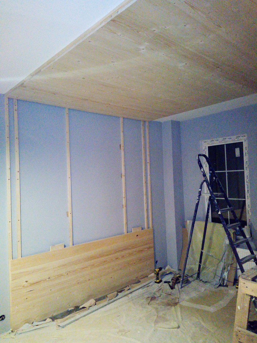 На первом этаже решили дерево не состаривать: балки-то будут не состаренные!