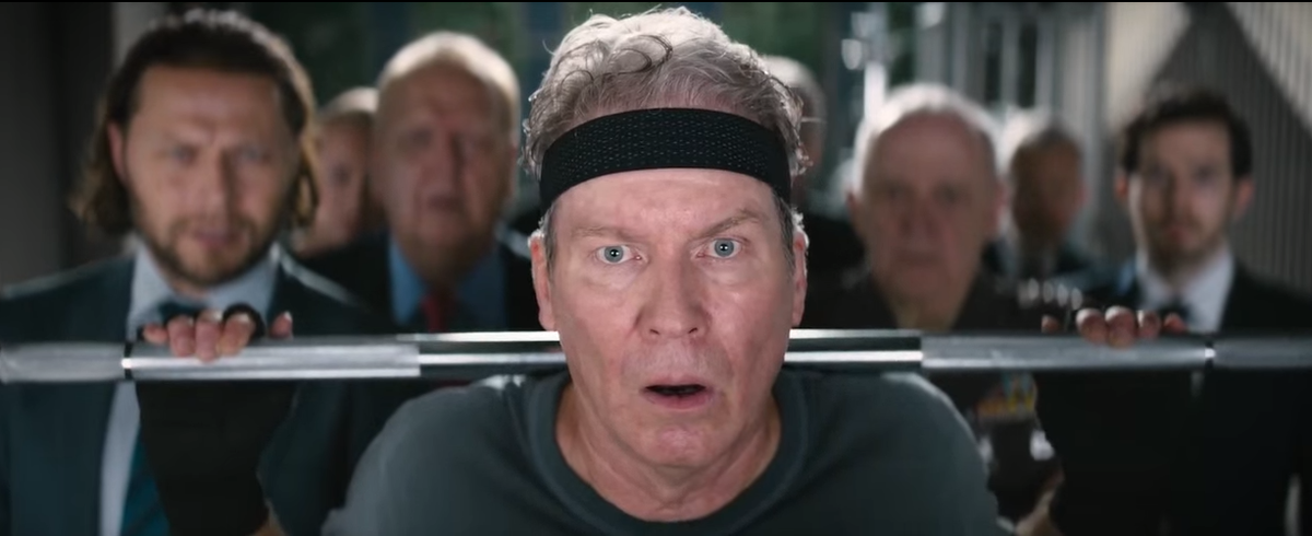 Президент Аманики - "наглухо спортсмен" - даже в исторический для всей Земли момент не расстаётся со штангой  (с) Кадр из фильма