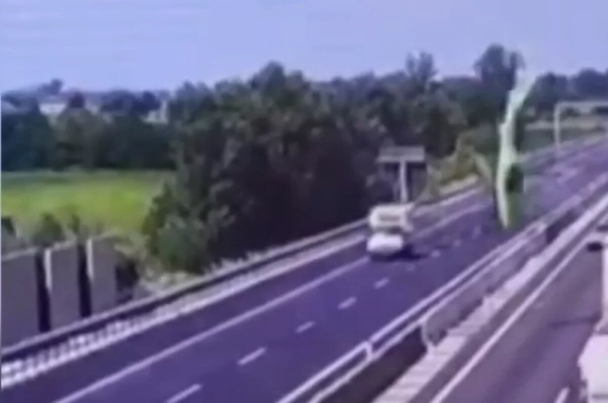    Появились кадры крушения самолета на оживленное шоссе в Италии