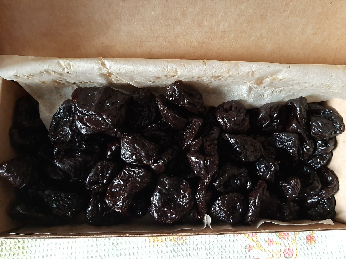 Чернослив крупный, без косточки, выращен в Чили. Чернослив обработан маслом. Задавала вопрос "каким?", получила ответ "подсолнечным". Он мягкий, после замачивания не разваливается. Не приторно сладкий, а с кислинкой. То ли мне не хватает его в организме, то ли ещё что, но оторваться не могла. Объём 500г
