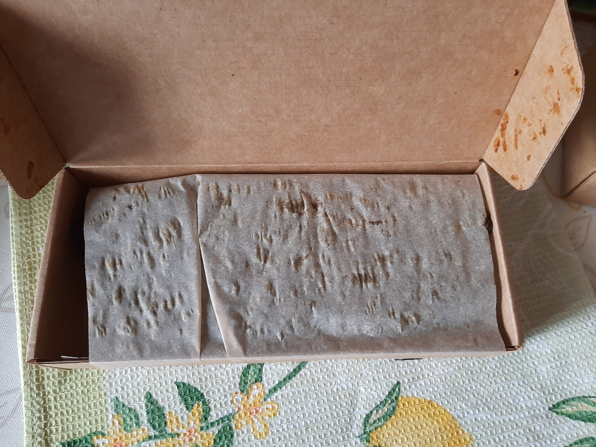 Сухофрукты лежат на бумаге, не прилипают к коробке.