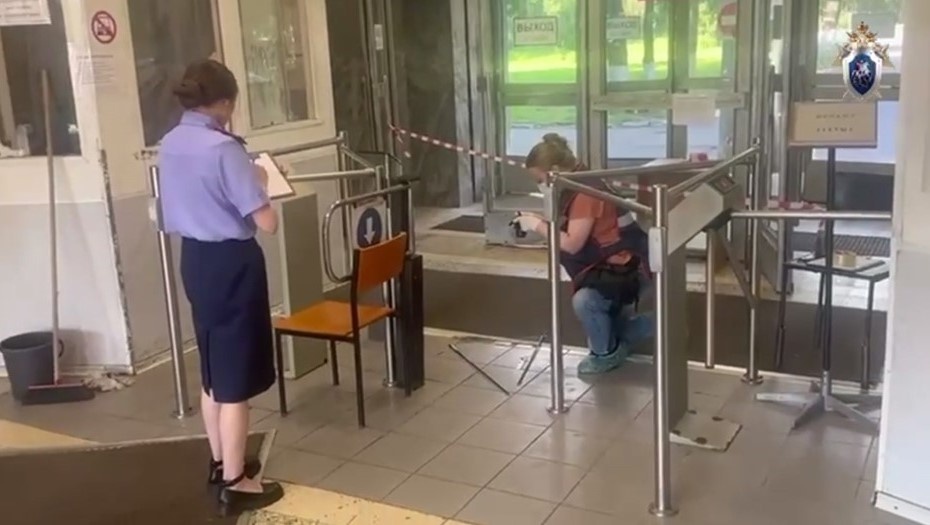    Работа следователей на предприятии. Автор фото: ГСУ СК по Петербургу.