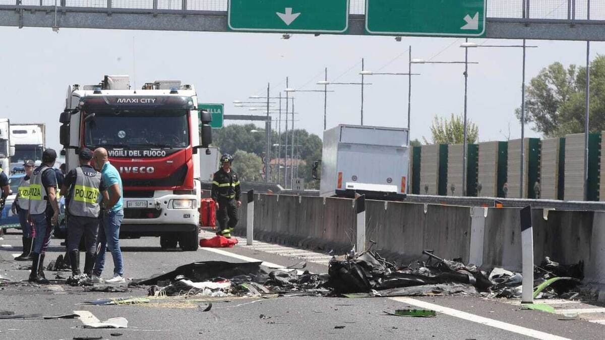 Легкомоторный самолёт спикировал на оживлённое шоссе в Италии. ЧП попало на видео