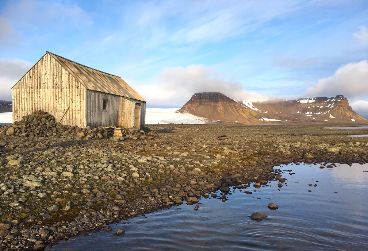 «Дом Эйры» (1881 год) на острове Белл архипелага Земля Франца-Иосифа. Источник фото: портал «Экотуризм в России» / zapovedtravel.ru
