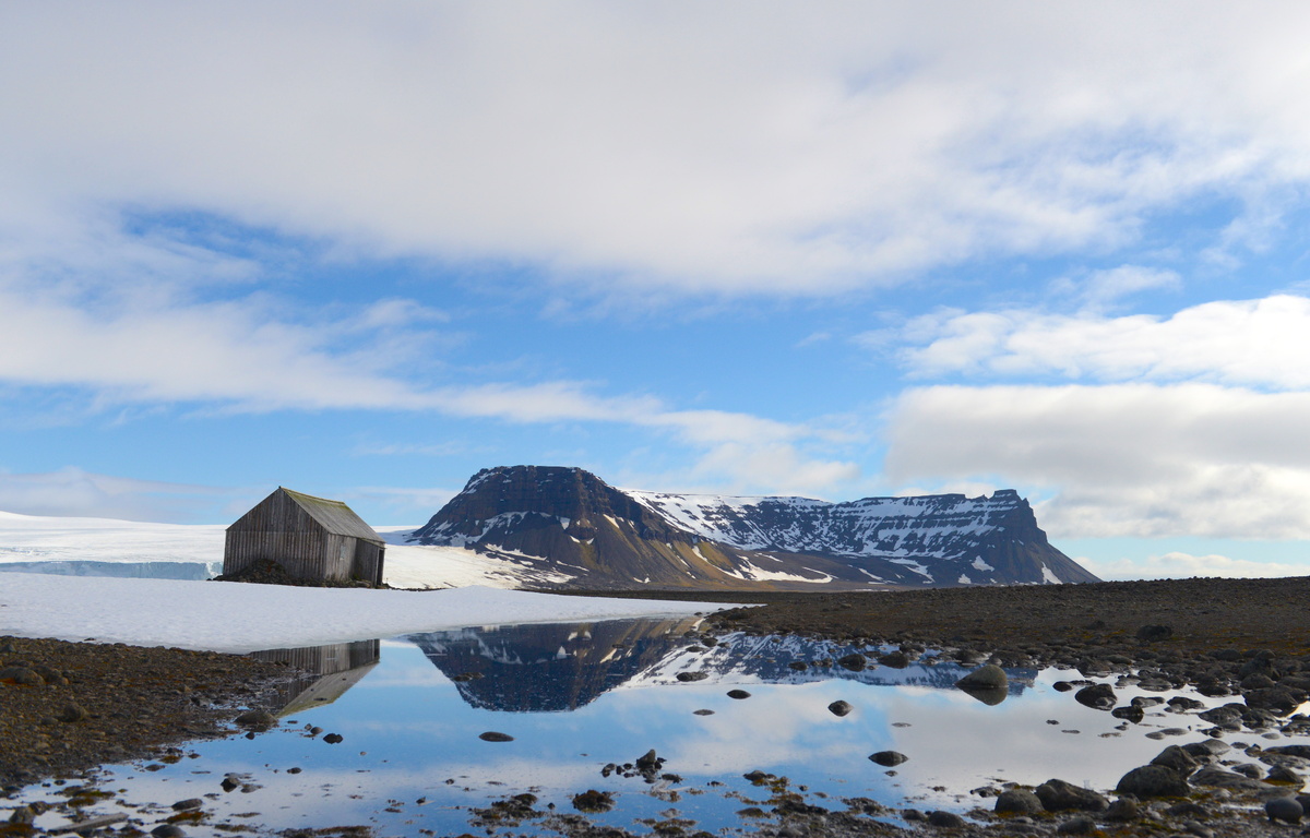 «Дом Эйры» (1881 год) на острове Белл архипелага Земля Франца-Иосифа. Источник фото: портал «Экотуризм в России» / zapovedtravel.ru
