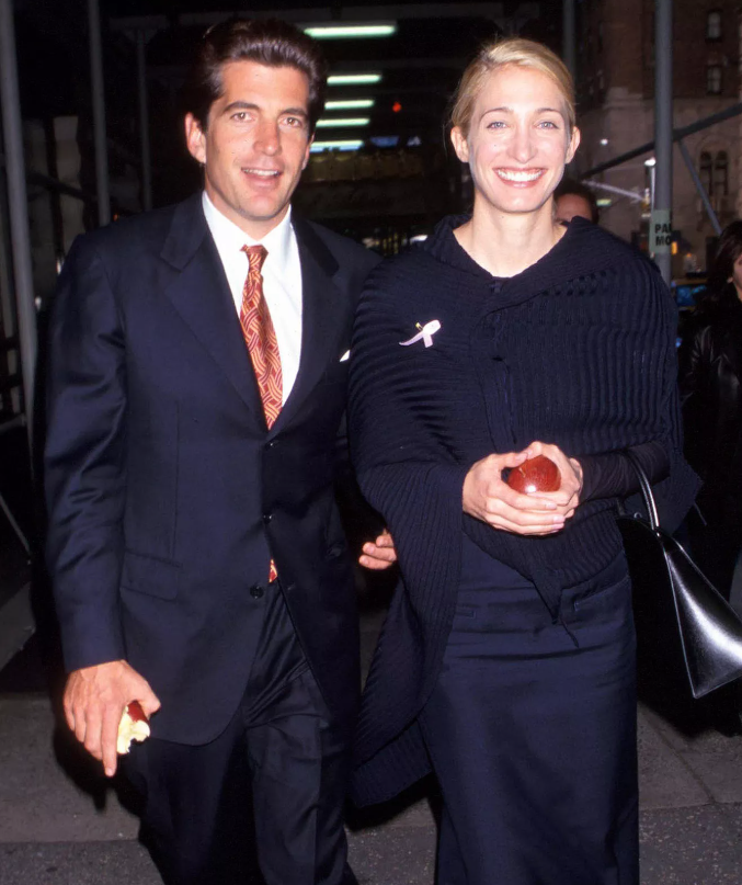 Джон Ф. Кеннеди-младший и Кэролин Бессетт-Кеннеди, источник townandcountrymag.com