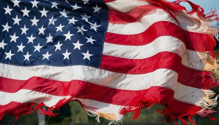 флаг США, порванный GigaChat