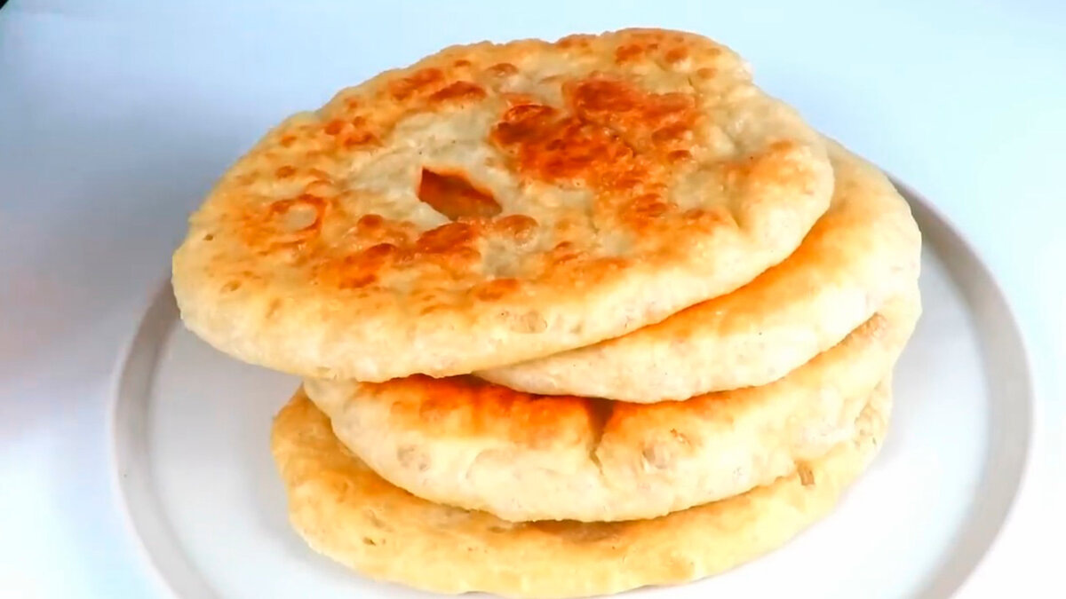 Ингредиенты (на 2–3 лепёшки):
Мука — 1 стакан (примерно 130–150 г)

Вода — ½ стакана (тёплая)

Соль — ½ ч. л.

Масло растительное — 1 ст. л. (в тесто) + немного для жарки

Разрыхлитель — ½ ч. л. (по желанию)

🍳 Приготовление:
Смешай ингредиенты:
В миске соедини муку, соль, (разрыхлитель по желанию). Добавь воду и масло. Замеси мягкое, чуть липкое тесто.

Дай постоять 10–15 минут под полотенцем (можно сразу жарить, но с отдыхом вкуснее).

Раздели тесто на 2–3 части. Каждую раскатай руками или скалкой в лепёшку толщиной ~0,5 см, по размеру сковороды.

Разогрей сковороду (лучше антипригарную) на среднем огне. Слегка смажь маслом.

Жарь лепёшки по 2–3 минуты с каждой стороны до золотистой корочки и пузырей.

Готово! Подавай горячими: с маслом, сыром, мёдом, вареньем или к супу.

💡 Варианты:
Добавь в тесто зелень, тёртый сыр или чеснок — будет ещё вкуснее.

Можно делать и на кефире — тогда тесто мягче и пышнее.

Если не добавляешь разрыхлитель — раскатай потоньше, будут как лавашики.