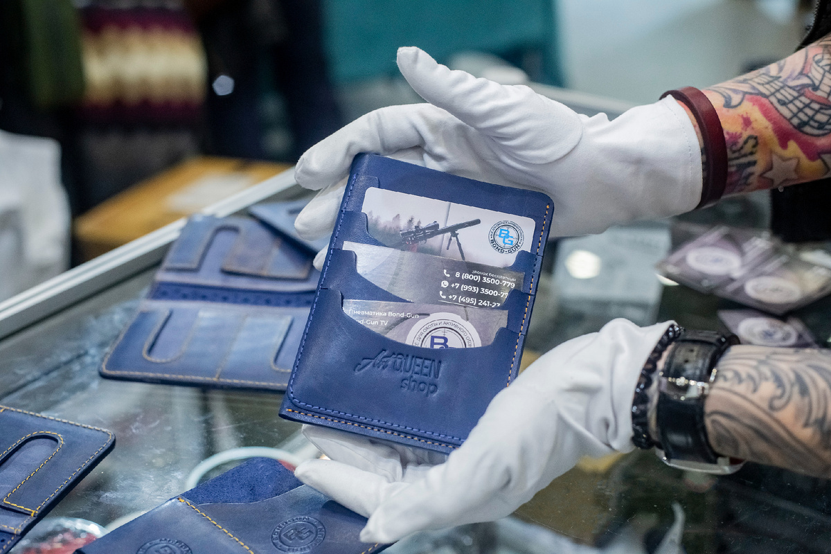 Идеи новогодних подарков 2026 | что подарить на год огненной лошади, как выбрать бюджетные сувениры и качественный мерч. На фото прототип EDC картхолжер Art Queen shop smart style 