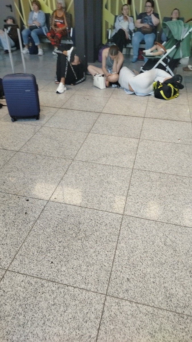 Люди обессиленные просто спят на полу, все сидячие места, лестницы, подоконники и прочие поверхности заняты...