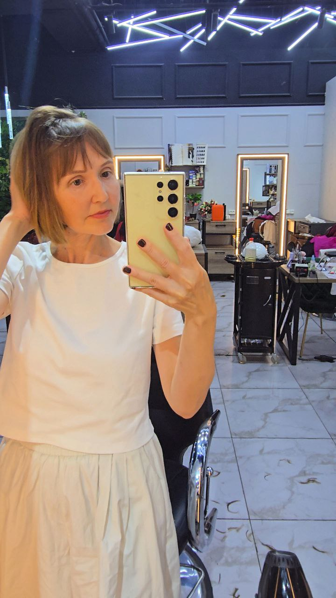 Стрижку вот ещё сделала😁 Но я дома сама ещё доработала и укладку другую сделала. Фото ниже