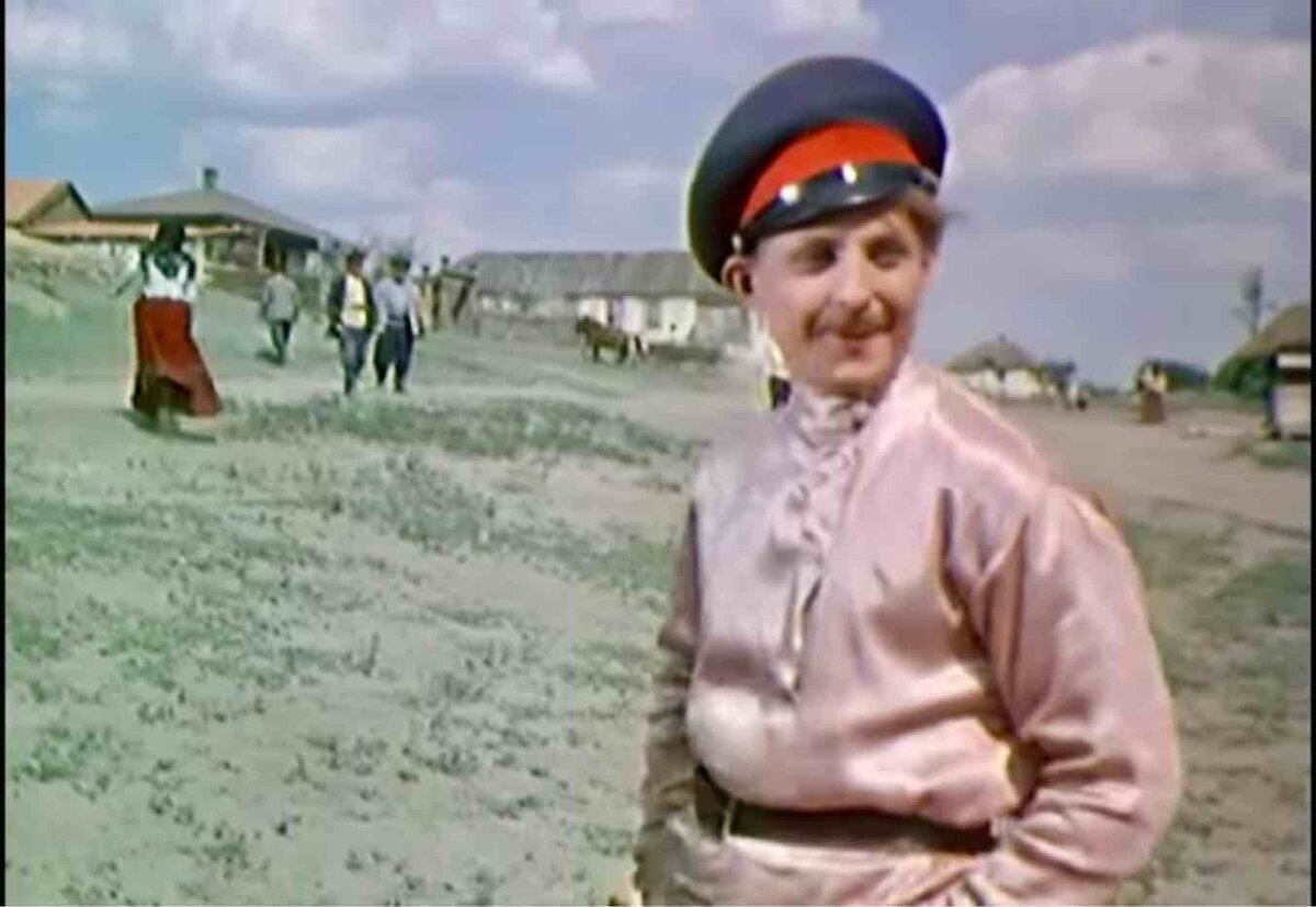 "Идет Митька, играет концом наборного пояска. Из узеньких щелок желто маслятся круглые с наглинкой глаза. Зрачки — кошачьи, поставленные торчмя, оттого взгляд Митькин текуч, неуловим." Кадр из фильма "Тихий Дон" С. Герасимова