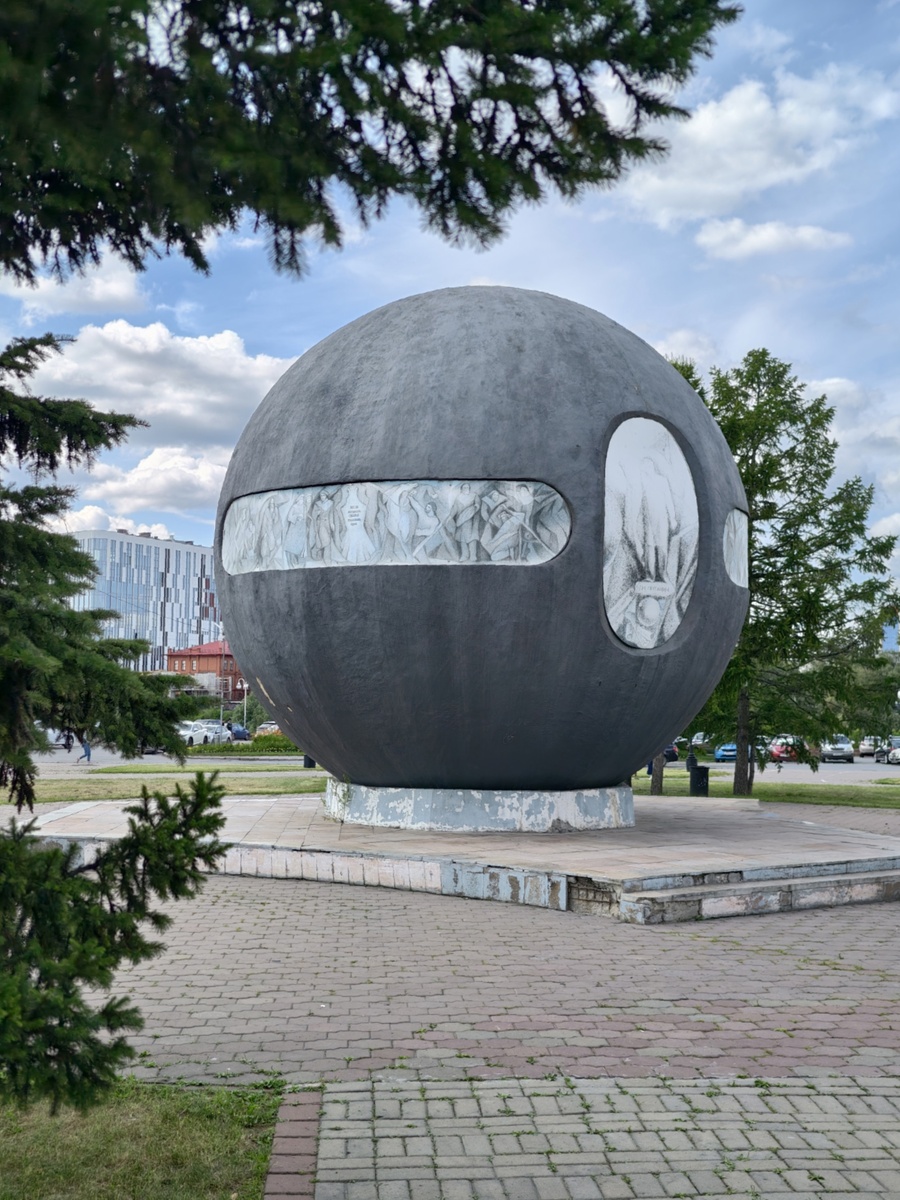 памятник-шар основателю города Ивану Бухгольцу, в простонародье шарик, ядро, шар Бухгольца и даже держава, короче как только его не называют.