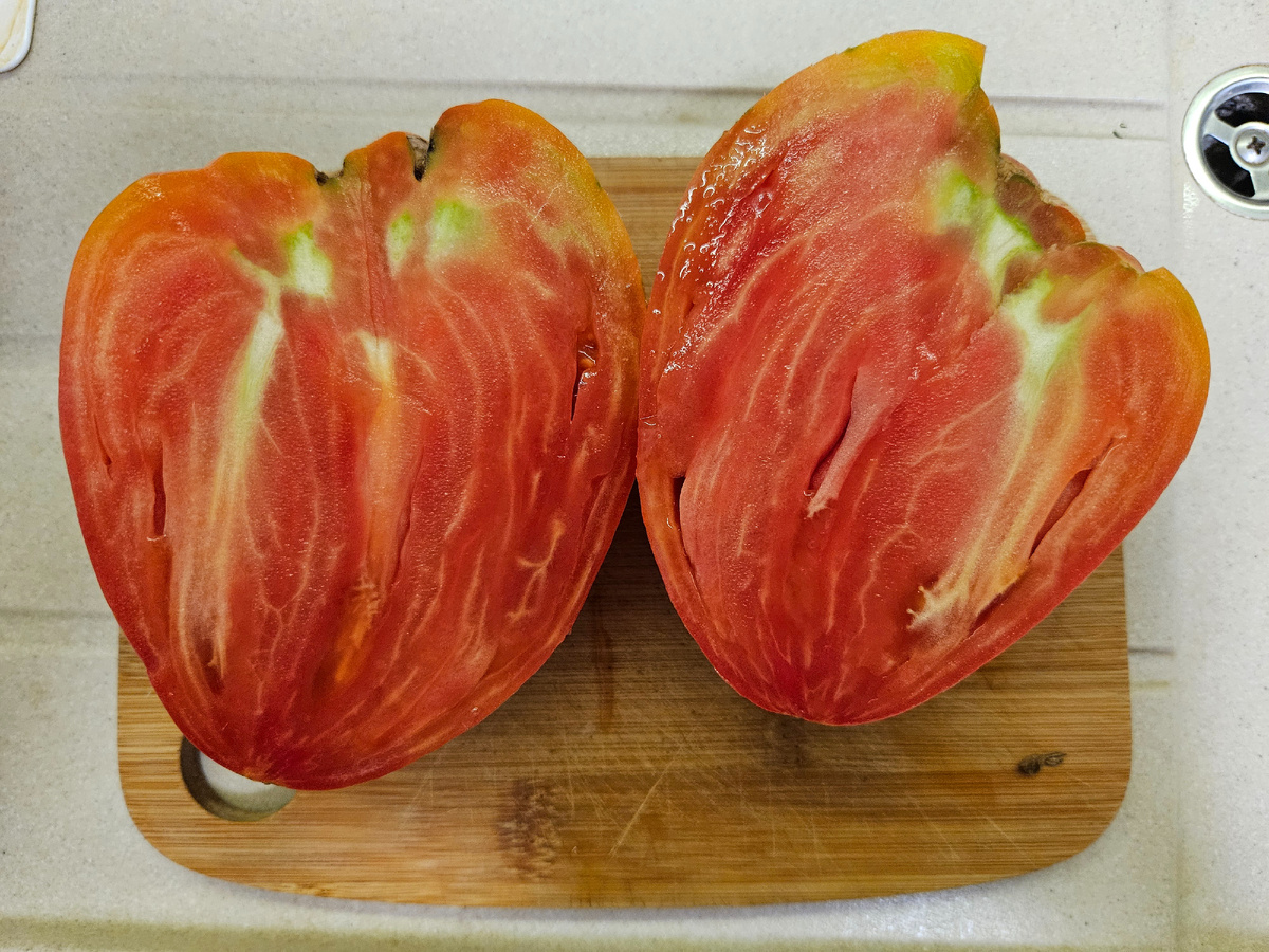 Сорт "Бычье розовое сердце Майкла" в разрезе