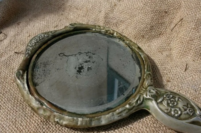 На Руси в старину чаще пользовались небольшими зеркальцами с рукояткой.