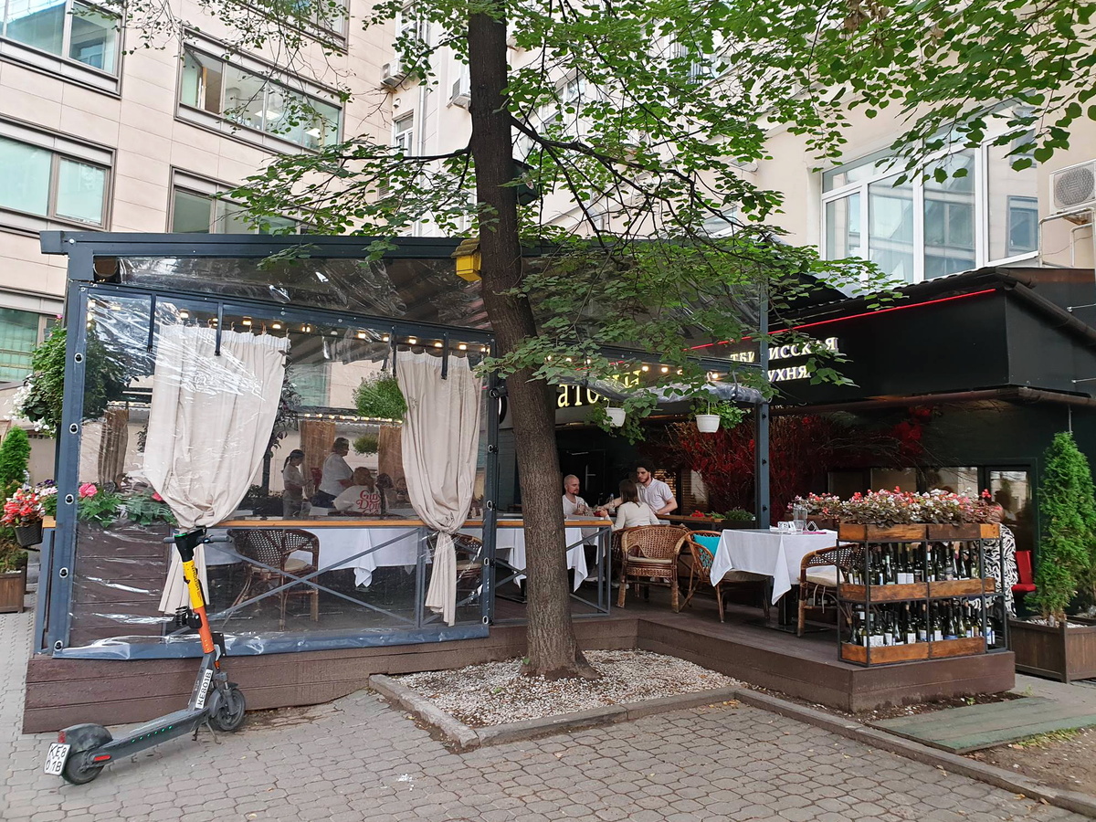 Вход в грузинский ресторан "Батони"