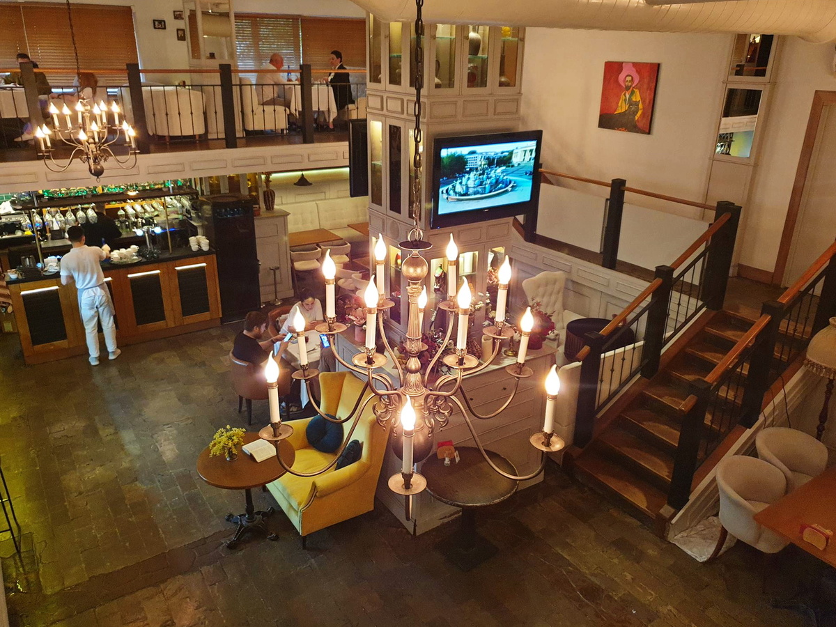 Общий вид зала грузинского ресторана "Батони"