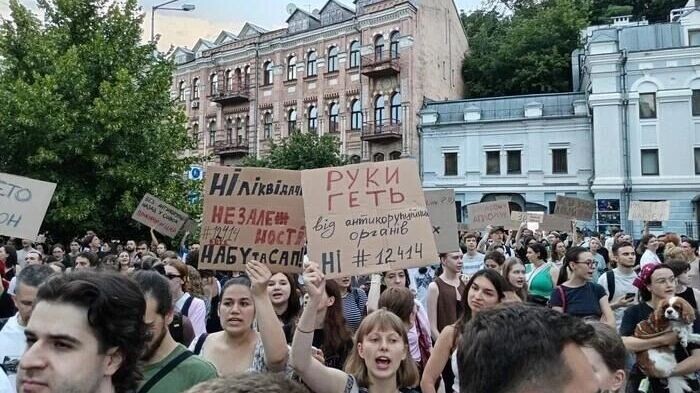 Подчинение НАБУ и САП Зеленскому вызвало протесты в крупных городах Украины. Фото: Контекст