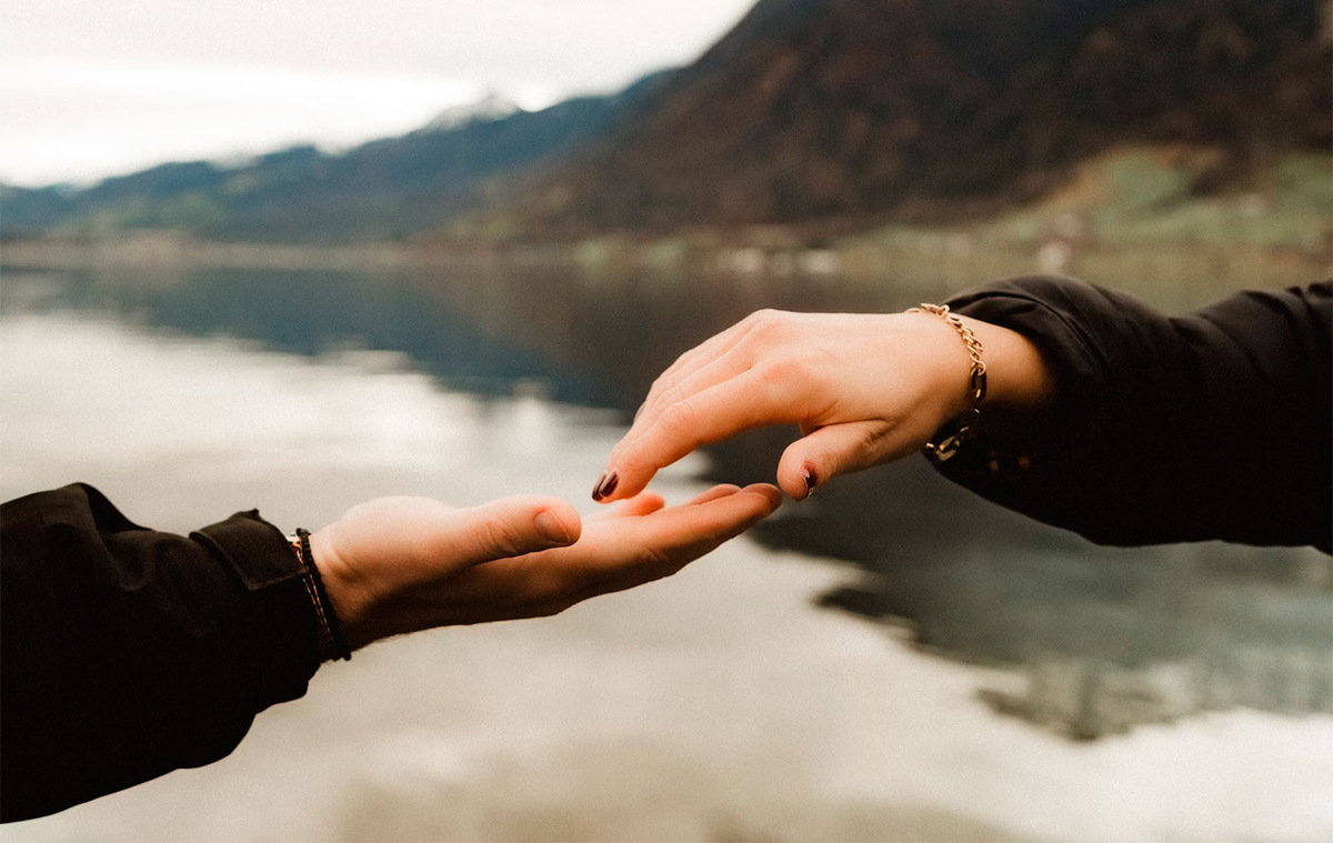 Как установить связть с человеком. Фото: Daniela Matthies на Unsplash, СС0 License