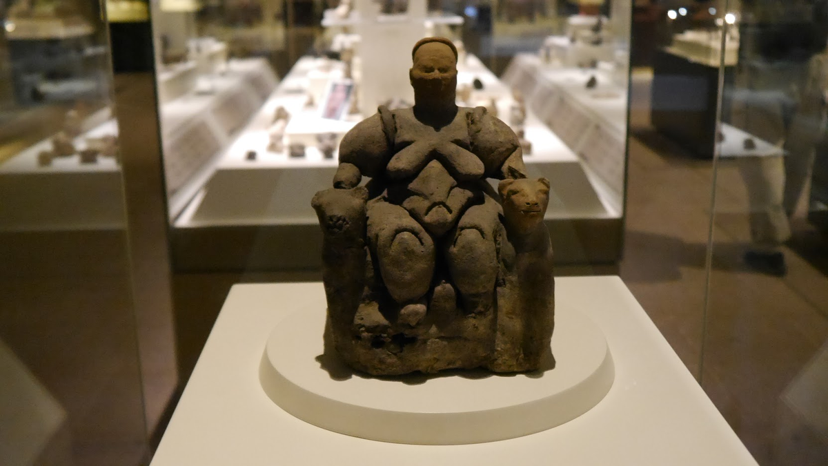 Фигурка богини плодородия, ей 5000 лет. Тоже ведь - обычная женщина:)