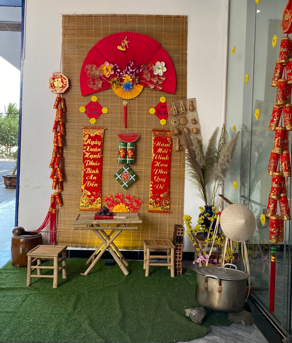 Украшение возле подъезда жилого дома