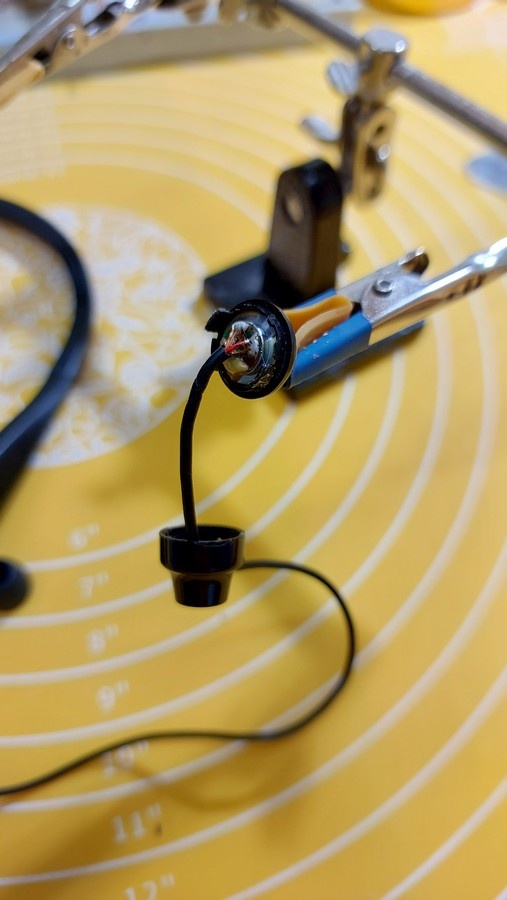 Пайка провода к динамику наушника