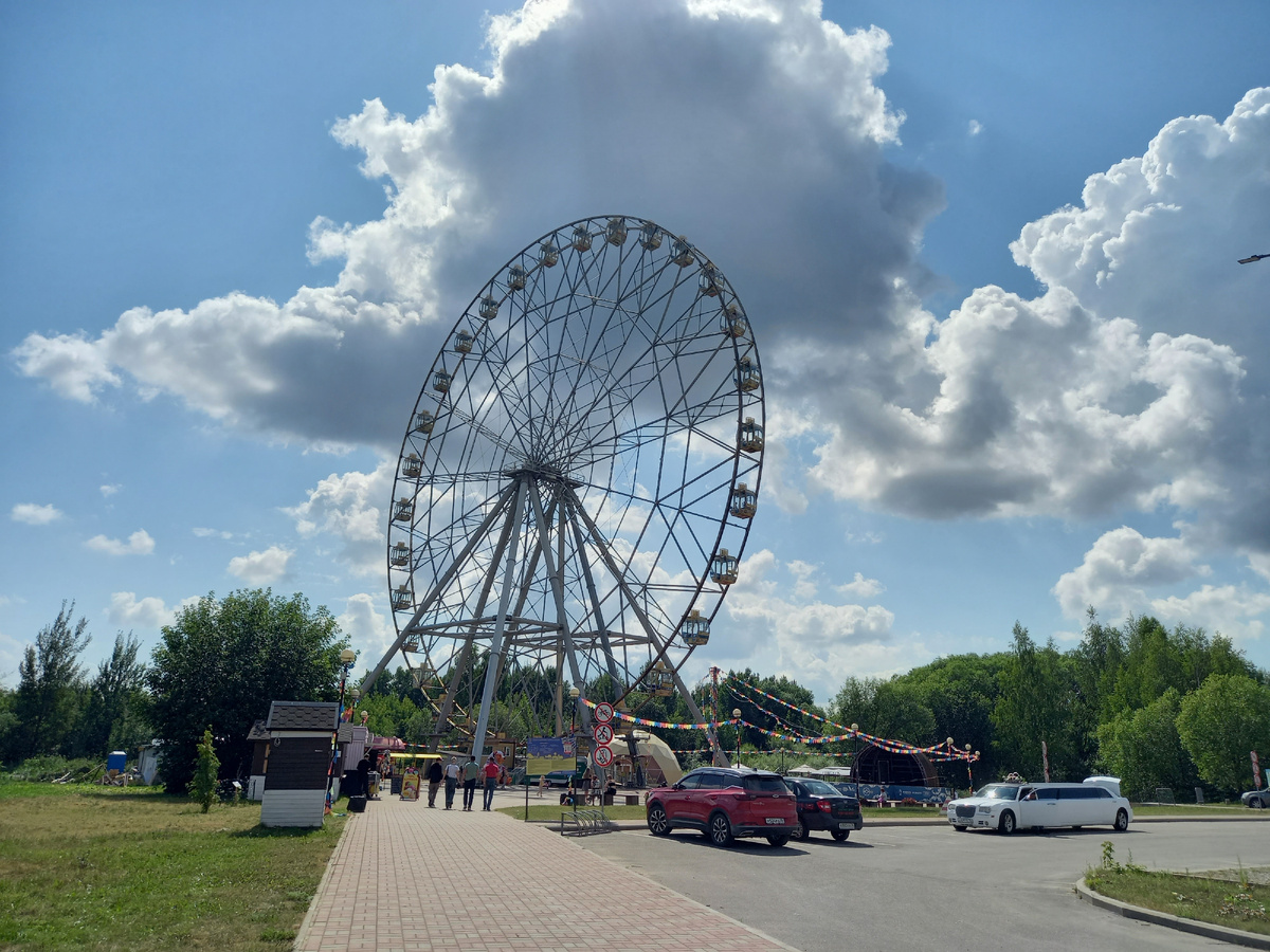 Площадка у колеса обозрения в Ярославле. Фото автора.