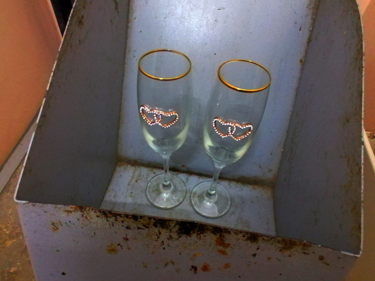 Наши свадебные бокалы больше не пригодятся