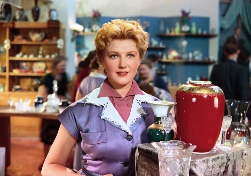 19-летняя Светлана Дружинина в фильме "За витриной универмага" (1955).