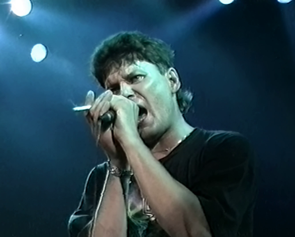 "Солнце тело моё жгло, ветер волосы трепал, но я жизни смысла так и не узнал". Краткая история жизни Юрия Хоя и его "Сектора газа"